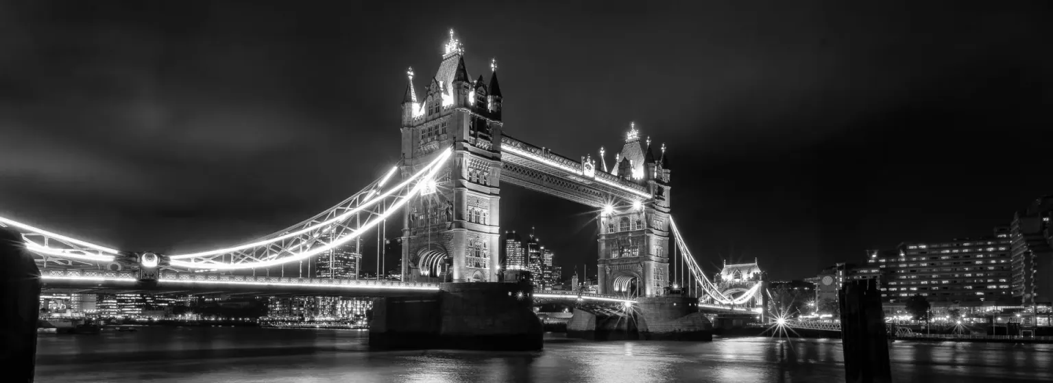 Tower Bridge in London bei Nacht, schwarz-weiß