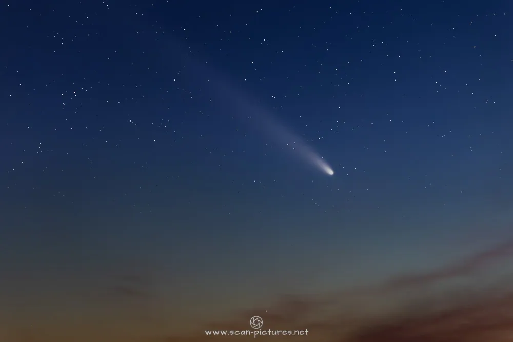 Komet mit Schweif über dem Abendhimmel