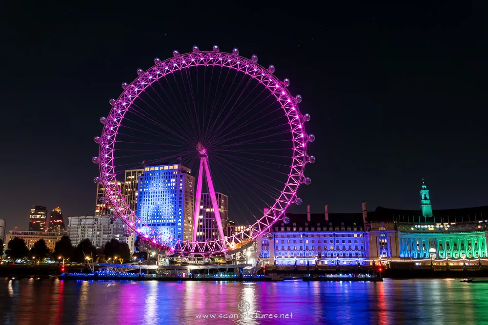London Eye in Pink beleuchtet bei Nacht