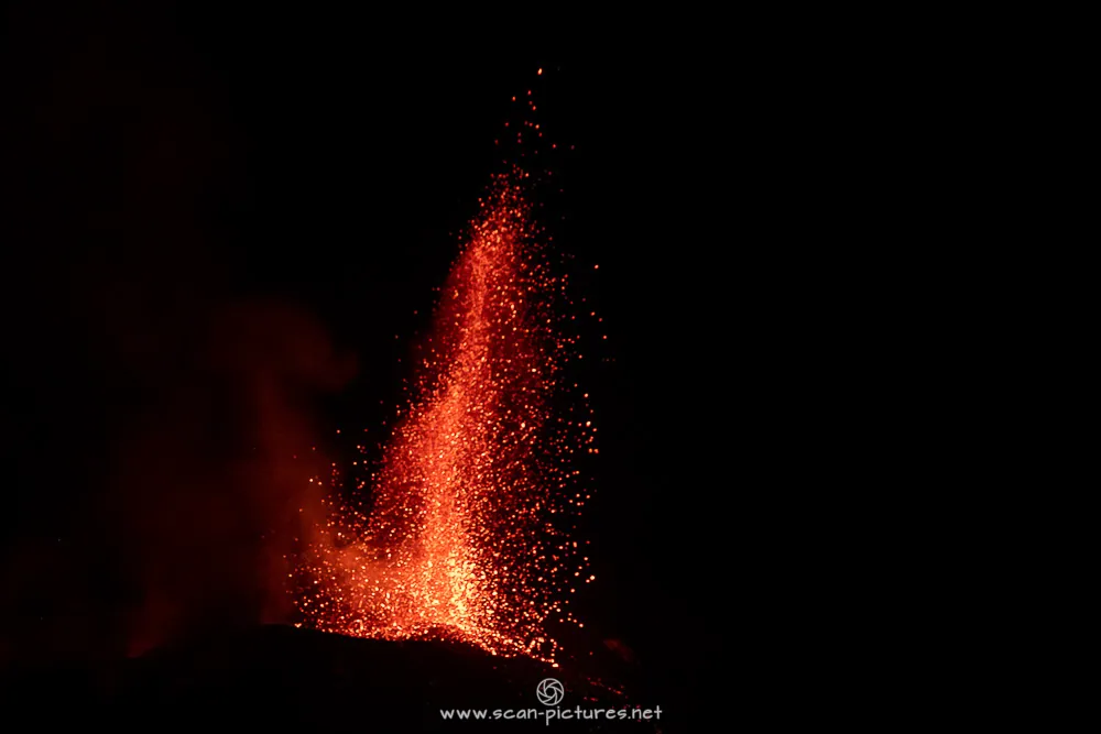 Glühende Lava eines Vulkanausbruchs bei Nacht